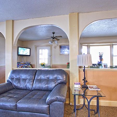 Super 8 By Wyndham Christiansburg Motel Bagian luar foto