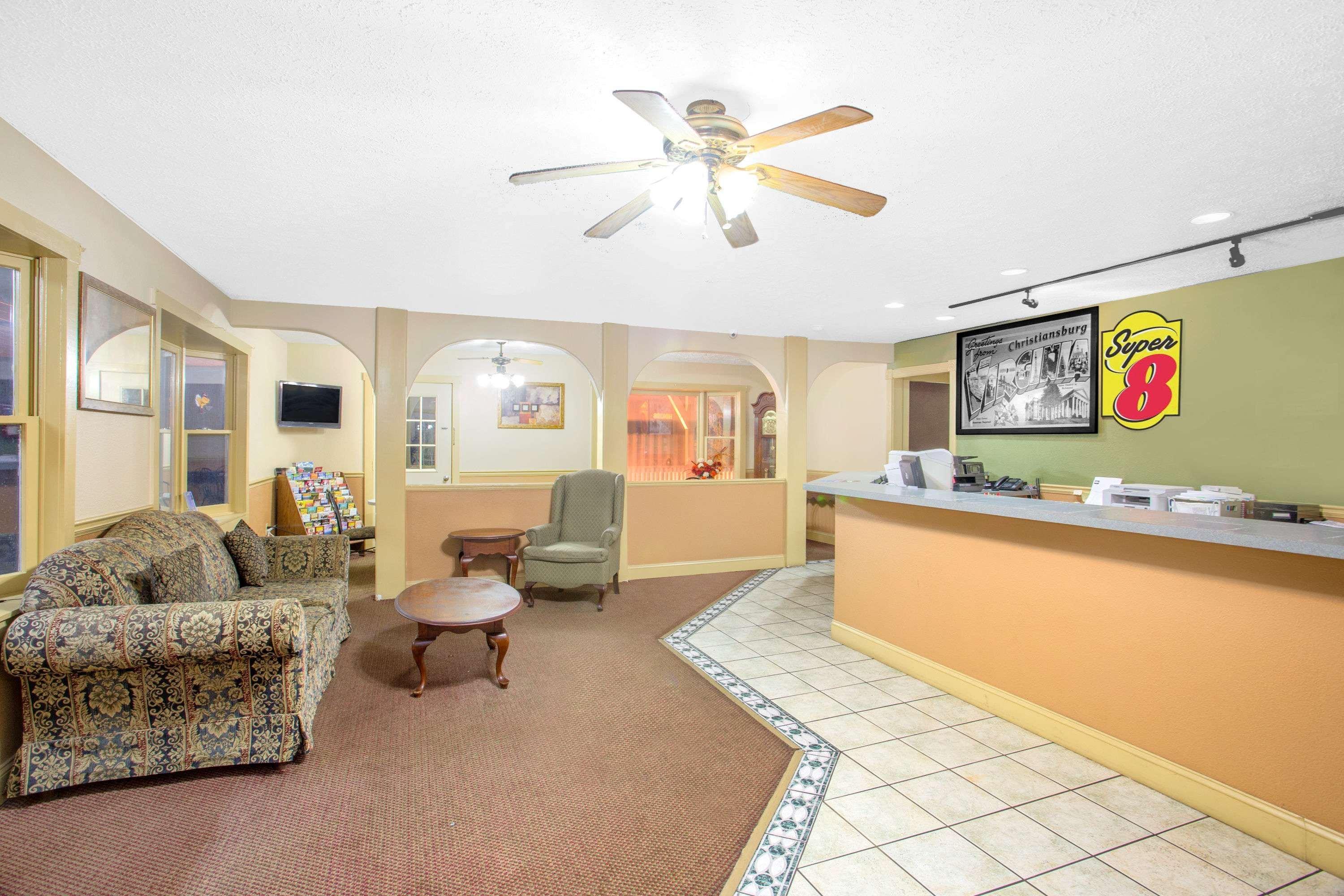 Super 8 By Wyndham Christiansburg Motel Bagian luar foto