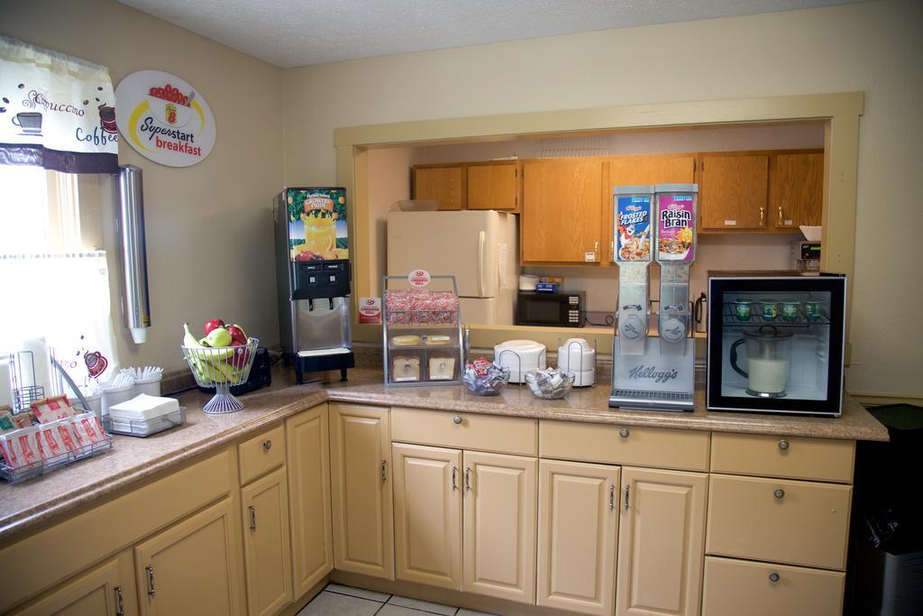 Super 8 By Wyndham Christiansburg Motel Bagian luar foto