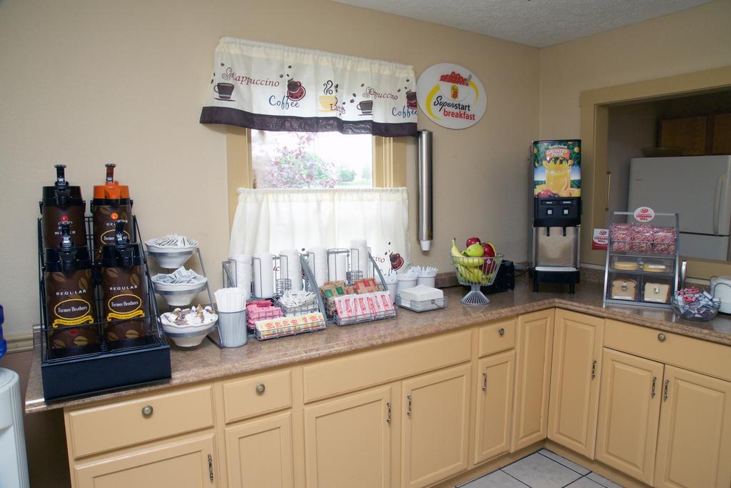 Super 8 By Wyndham Christiansburg Motel Bagian luar foto