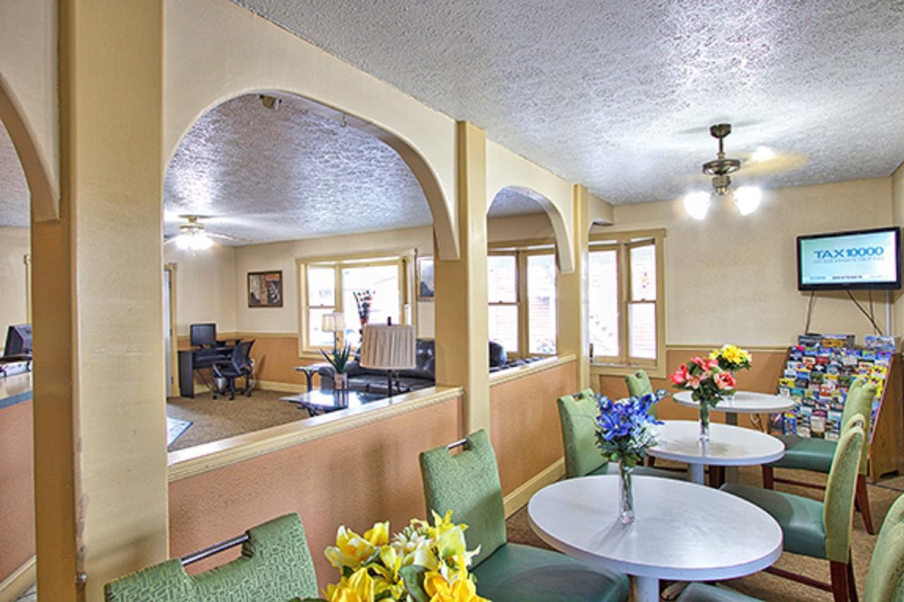 Super 8 By Wyndham Christiansburg Motel Bagian luar foto