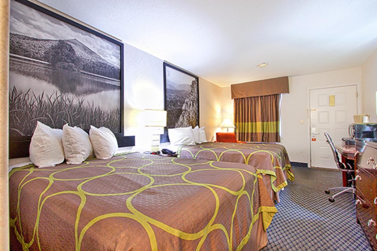 Super 8 By Wyndham Christiansburg Motel Bagian luar foto